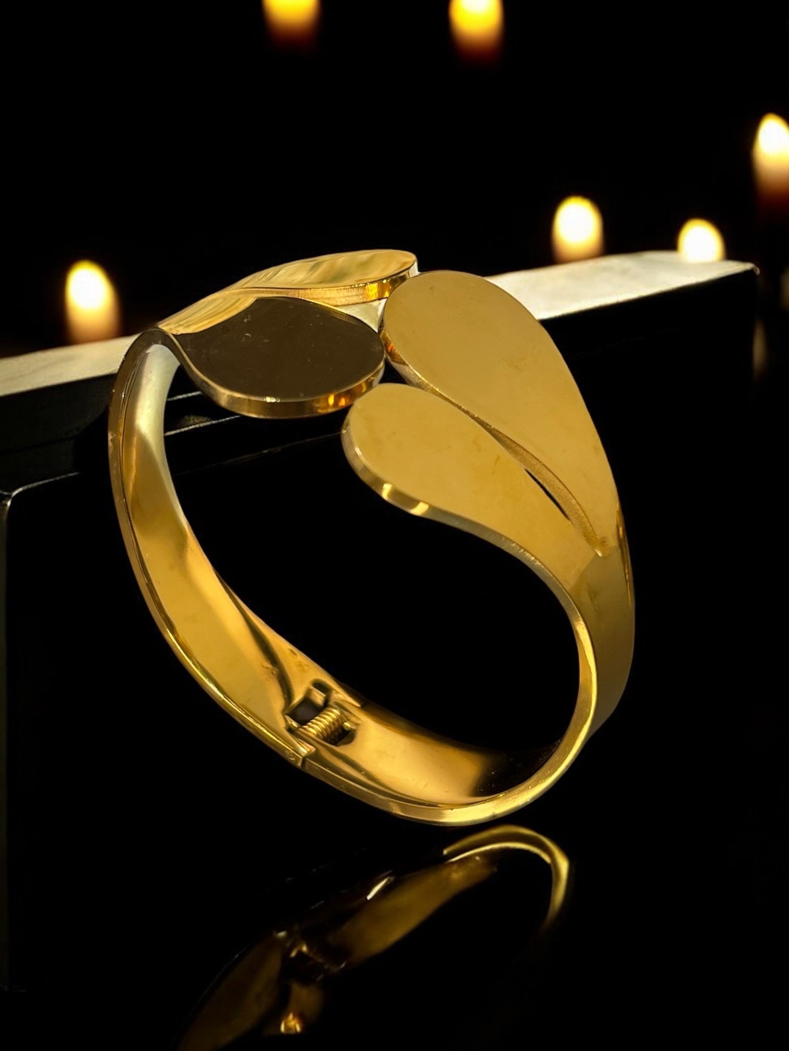 Alia Bold Petal Bracelet - Image 3