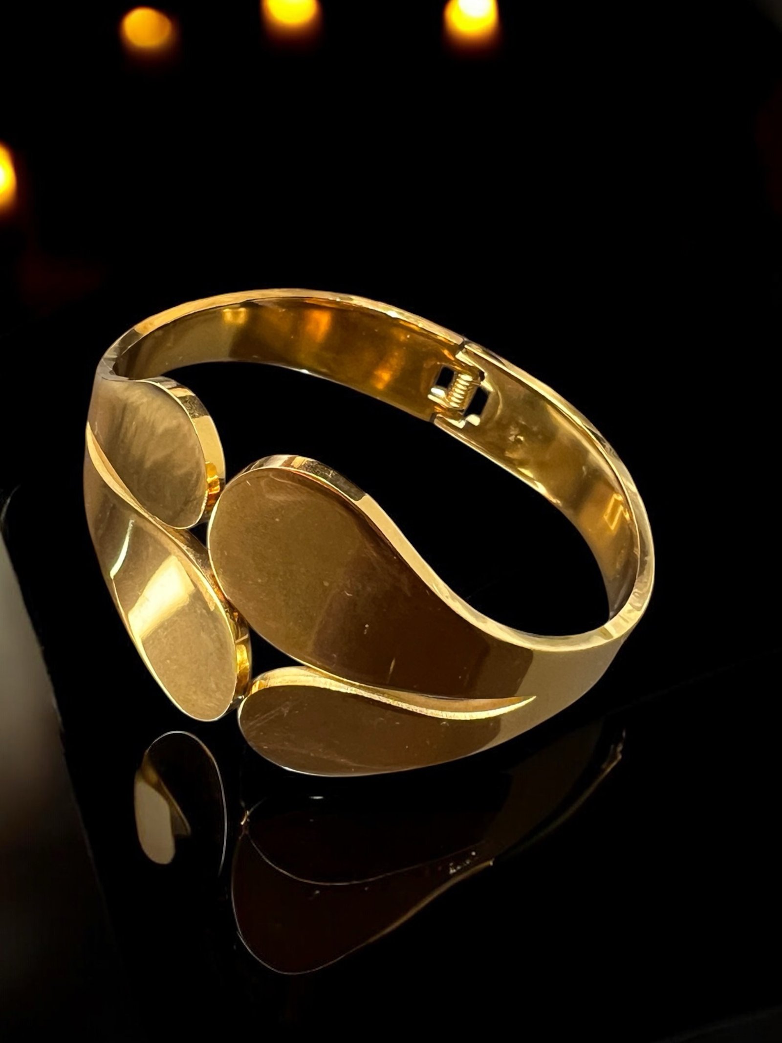 Alia Bold Petal Bracelet